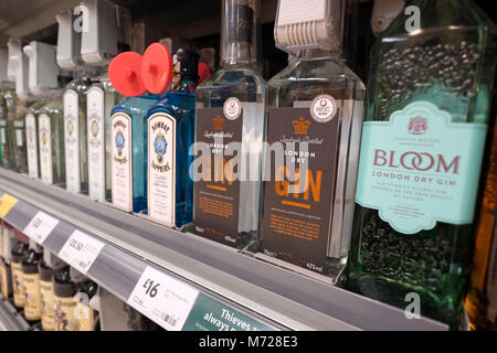 Bouteilles de gin sur étagère de supermarché, Norfolk, Angleterre Banque D'Images