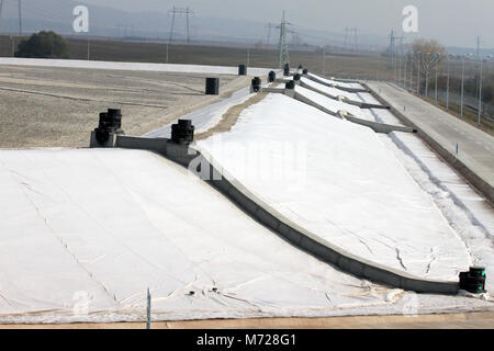 Visite de la décharge pour déchets non dangereux (ordures) au site Sadina, Yana, Kremikovtzi, Bulgarie. Combustible dérivé de déchets (RDF) de carburant. Écologie Banque D'Images