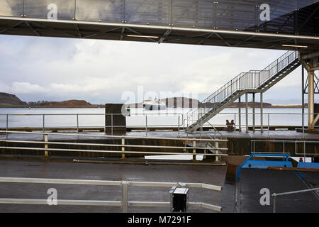 Ferry Caledonian MacBrayne, 'île de Mull et les approches des manoeurvers et d'amarrage dans le port d'Oban. Collines couvertes de neige sur Mull en arrière-plan. Banque D'Images