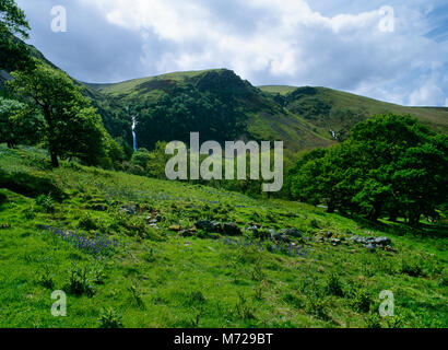 Voir à s à la demeure d'une hutte médiévale longue (l'un d'une paire) avec Aber tombe à l'arrière : Rhaeadr-fawr sur l'Afon Goch à L, Rhaeader-bach R Banque D'Images