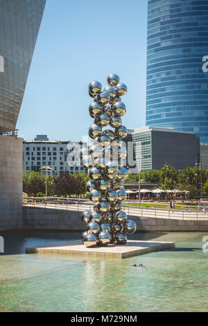 Bilbao, Espagne - 19 juillet 2016 : sous le soleil de l'été, la sculpture placée devant le Musée Guggenheim nommé Grand Arbre & l'oeil, 2009 par Anish Kapo Banque D'Images