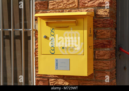 Huesca, Espagne - 21 juin 2017 : boîte aux lettres jaune de la société de distribution postal espagnol Correos sur un mur en été Banque D'Images