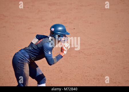 Base Runner à un match de balle rapide, dans l'Illinois. Banque D'Images