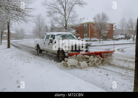 Enlever la neige chasse-neige à partir de la rue. Les camions de déneigement enlever la neige sur la route street Banque D'Images