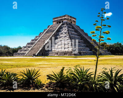 El Castillo, la pyramide de Kukulkán, est le plus populaire dans le bâtiment de l'UNESCO Ruine Maya Chichen Itza Site Archéologique Banque D'Images