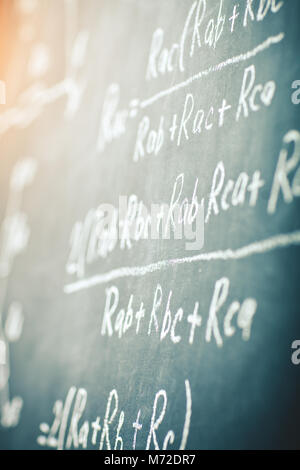 Au tableau écrit par la formule de physique pour le courant électrique. Banque D'Images