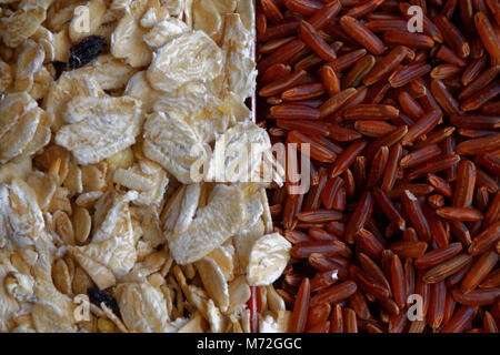 La texture de gruau de riz complet brun avec séparés. Le concept d'une alimentation saine et bonne hygiène de vie. Vue de dessus, close-up comme arrière-plan ou Banque D'Images