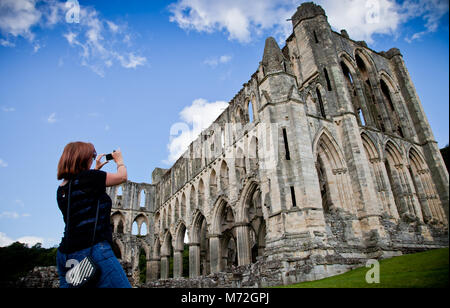 L'abbaye de Rievaulx le premier monastère cistercien dans le nord de l'Angleterre, les restes sont maintenant une attraction touristique et une partie de l'English Heritage. Banque D'Images