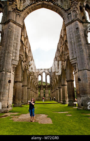 L'abbaye de Rievaulx le premier monastère cistercien dans le nord de l'Angleterre, les restes sont maintenant une attraction touristique et une partie de l'English Heritage. Banque D'Images