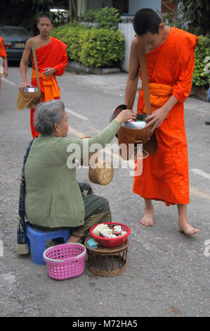 Les moines bouddhistes, collectilg l'aumône à l'aube à Luang Prabang au Laos Banque D'Images