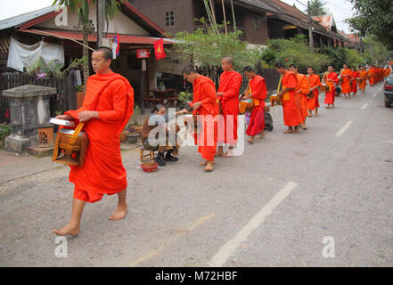 Les moines bouddhistes, collectilg l'aumône à l'aube à Luang Prabang au Laos Banque D'Images