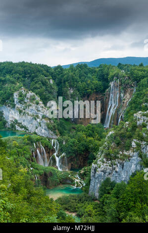 L'image du paysage de la grande grande cascade à Plitvice à partir d'une hauteur Banque D'Images