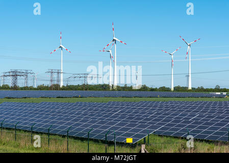 La production d'énergie renouvelable et de lignes de transport d'électricité vu en Allemagne Banque D'Images