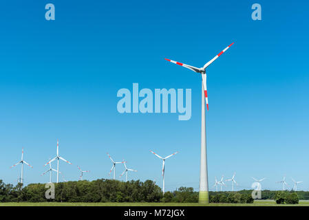 Éoliennes sur une journée ensoleillée vu en Allemagne Banque D'Images