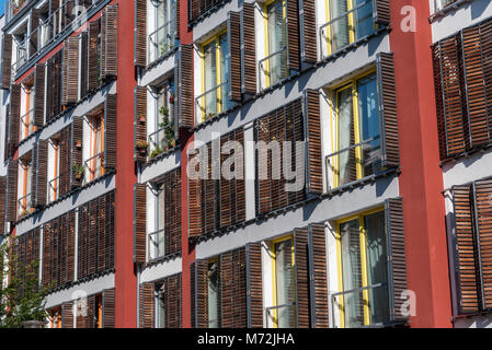 Façade d'une maison de vacances moderne avec sol en bois persiennes vu à Berlin, Allemagne Banque D'Images