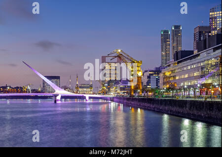 Puerto Madero et le Puente de la mujer à Buenos Aires, Argentine, après le coucher du soleil Banque D'Images