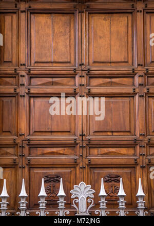 Porte massive en bois entrée dans Rome, Italie Banque D'Images