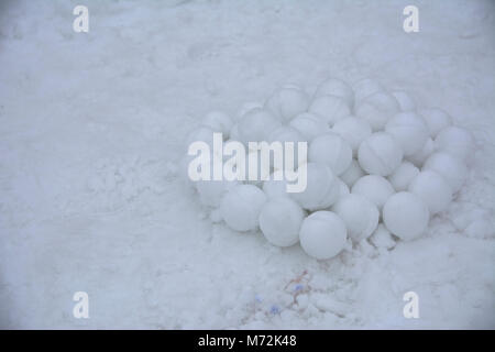 Un tas de neige à la ronde pour un jeu de l'enfant modelé par de la neige sur un fond de neige folle. Mars 2018 L'Ukraine. Banque D'Images