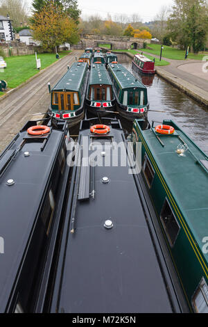La Narrowboats haut sur le canal de Llangollen dans le bassin Trevor dans North East Wales Banque D'Images