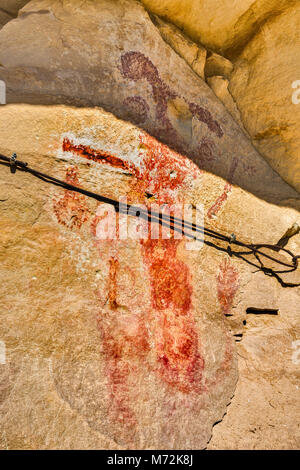 Kokopelli joueur de flûte au Canyon Pintado, Site Anasazi pictogrammes, endommagées par l'érosion, fixée avec un câble métallique, près de Rangely, Colorado, USA Banque D'Images