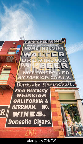 Panneaux de publicité historique à West B Street près de Union Depot, avenue Union Historic District, Pueblo, Colorado, USA Banque D'Images