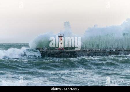 Énormes vagues vu s'écraser contre la digue du port de Kalk Bay à Cape Town, Afrique du Sud. Les vagues étaient le résultat de deux jours de w Banque D'Images