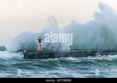 Énormes vagues vu s'écraser contre la digue du port de Kalk Bay à Cape Town, Afrique du Sud. Les vagues étaient le résultat de deux jours de w Banque D'Images