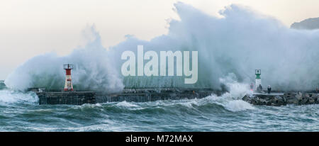 Les pêcheurs bravant les vagues énormes qui sont vus ici s'écraser contre la digue du port de Kalk Bay à Cape Town, Afrique du Sud. Banque D'Images