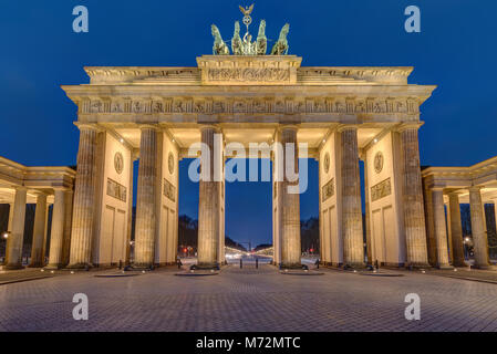 La célèbre porte de Brandebourg à Berlin allumé tôt le matin Banque D'Images