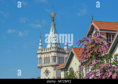 Haut et ornés de fleurs et de la maison avec tour sur balcon Banque D'Images