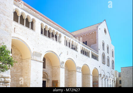 Bari, Italie, vieille ville, vue de l'entrée latérale de la Basilique Saint-nicolas Banque D'Images