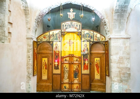 Bari, Italie - 6 mai 2017 : vieille ville, Basilique de St Nicholas, de peintures antiques de la crypte avec le tombeau du Saint Banque D'Images