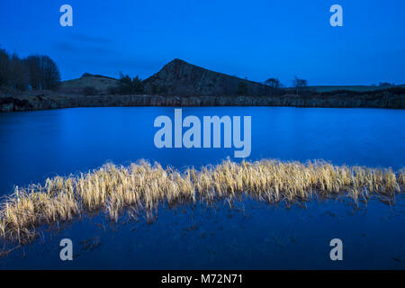 Cawfields rocheux à la tombée de la nuit en hiver Mur d'Hadrien, Pays, Northumberland, England Banque D'Images