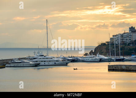 Voile et bateaux à moteur dans le port de Zeas .Grèce Banque D'Images