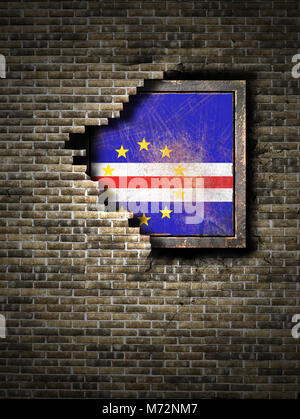 Le rendu 3D d'une république du Cap-Vert drapeau au-dessus d'une plaque métallique rouillée embarqué sur un vieux mur de brique Banque D'Images