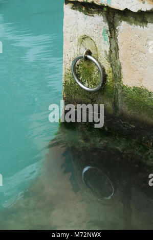 Anneau d'amarrage sur le Rio della Maddalena, Cannaregio, Venise, Italie Banque D'Images