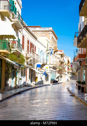 Rue Pierre étroites et des bâtiments dans l'île de Syros. La Grèce. Banque D'Images