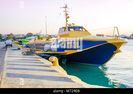 Type Flying Dolphin bateau amarré dans le port du Pirée en Grèce. Banque D'Images