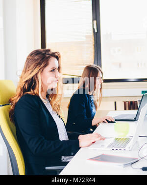 Jeune et Jolie réussite Businesswomans à l'Office Banque D'Images