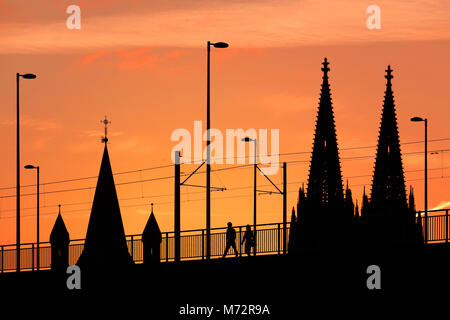 Silhouette de clochers et pont de Cologne, en Allemagne, au coucher du soleil Banque D'Images