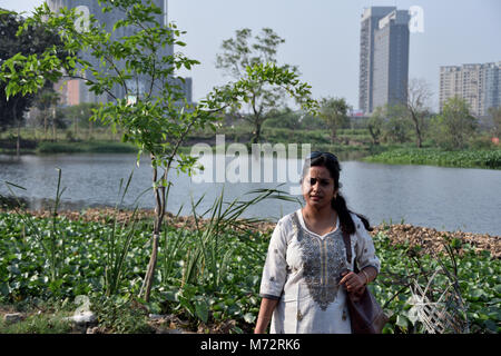 Belle Dame bengali est debout devant un lac. Banque D'Images