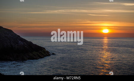 Coucher de soleil sur la couche de l'Ouest, le Pays de Galles d'Anglesey UK Banque D'Images