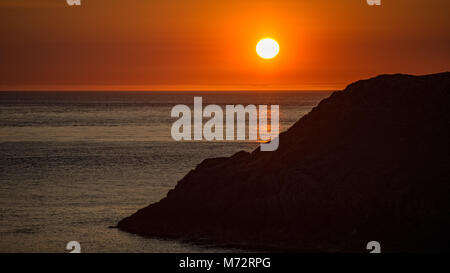 Coucher de soleil sur la couche de l'Ouest, le Pays de Galles d'Anglesey UK Banque D'Images