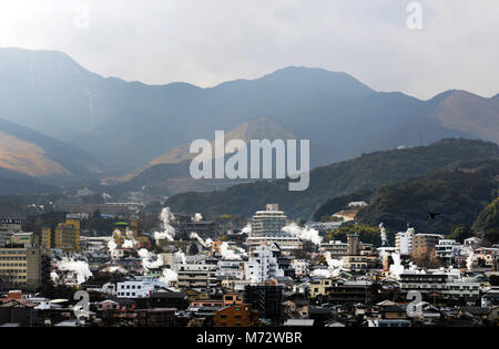 L'augmentation de la vapeur d'eau de source chaude partout à Beppu- une célèbre ville thermale / onsen japonais à Kyushu, au Japon. Banque D'Images