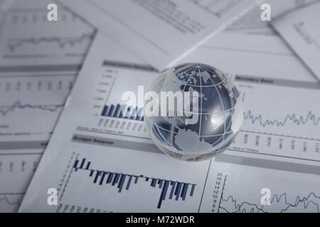 Globe en verre sur la carte papier. Banque D'Images