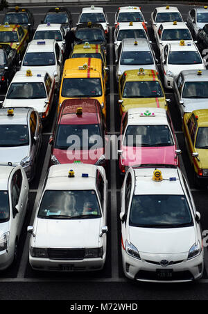 Les taxis japonais parfait doublée en lignes à la gare de Hakata à Fukuoka. Banque D'Images