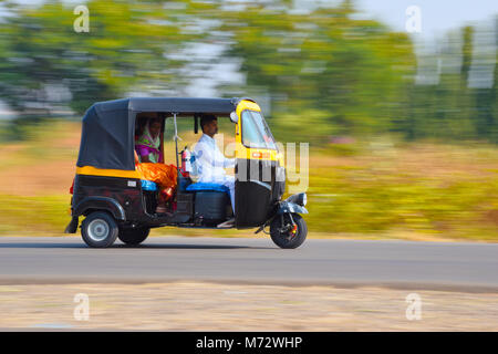 Un pousse-pousse ou rickshaw avec passagers, Saswad, Maharashtra Inde Banque D'Images