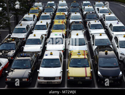 Les taxis japonais parfait doublée en lignes à la gare de Hakata à Fukuoka. Banque D'Images