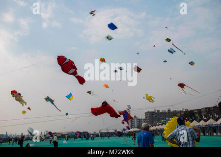 Divers kites en concurrence à l'International du cerf-volant au bord du fleuve Sabarmati, Ahmedabad, Gujarat, Inde Banque D'Images