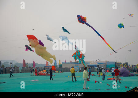 Divers kites en concurrence à l'International du cerf-volant au bord du fleuve Sabarmati, Ahmedabad, Gujarat, Inde Banque D'Images